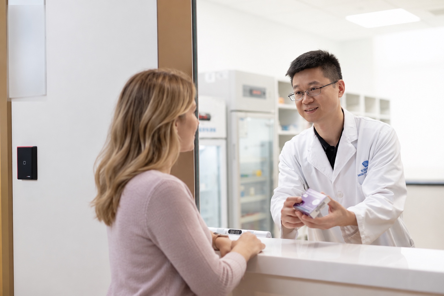 Chinese specialist discussing imaging with an international patient during consultation